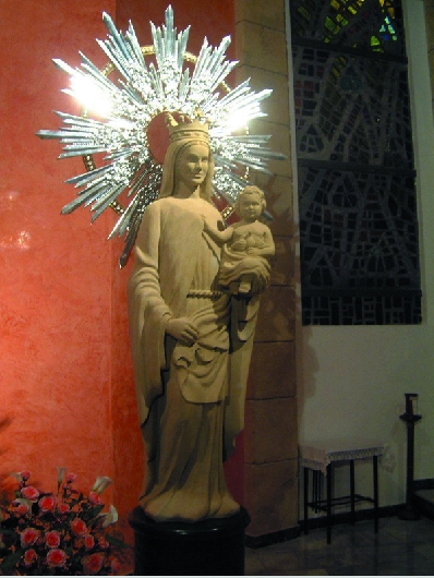 Escultura de la virgen con el niño